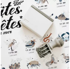 Devant -Vitra Soldes 2024 affiche a tamponner les petites betes de la mer les petites dates 2 1264x1234